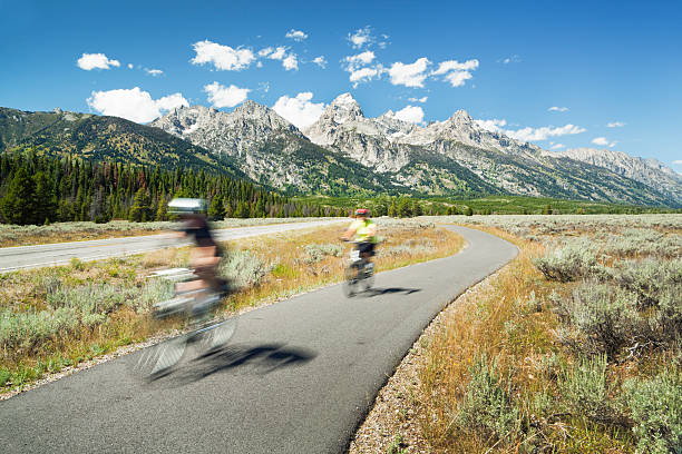 マウンテンバイクバケーションと観光のグランドティトン国立公園 - two lane highway 写真 ストックフォトと画像