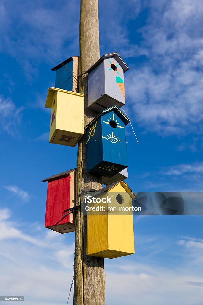 Bird Käfig auf einer hölzernen-pole-Fels - Lizenzfrei Blau Stock-Foto