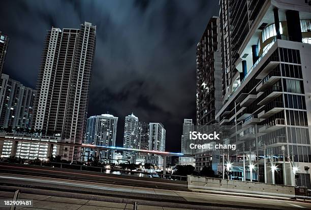 Vista Nocturna Del Área De La Ciudad De Miami Brickell Foto de stock y más banco de imágenes de Arquitectura