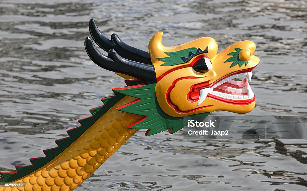 La parte frontal (head) de un bote dragón al aire libre, primer plano - Foto de stock de Carreras de barcos dragón libre de derechos