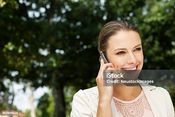 Photo libre de droit de Jeune Femme Sur Un Téléphone Portable Dans Le Parc banque d'images et plus d'images libres de droit de Adulte - Adulte, Arbre, Beauté