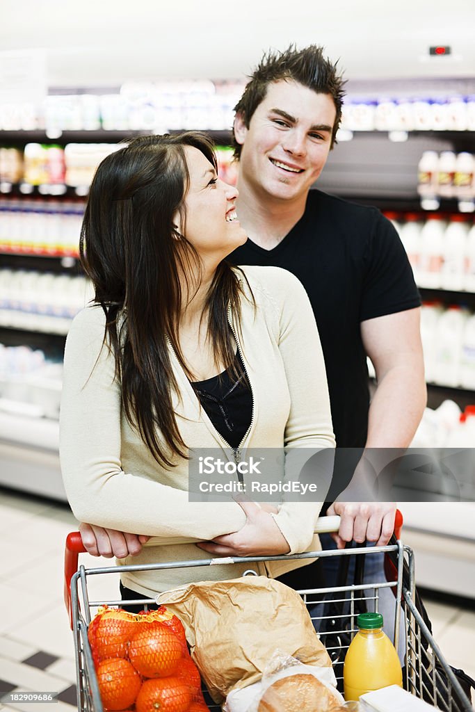 행복한 젊은 커플입니다 웃으세요 있는 슈퍼마켓 유제품코너 - 로열티 프리 20-29세 스톡 사진