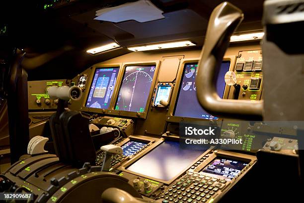 Foto de Cabine À Noite e mais fotos de stock de Controle - Controle, Painel de controle, Cabine de Piloto de Avião