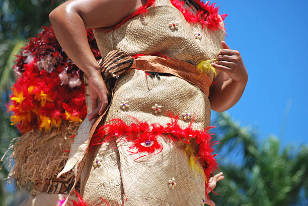 детали полинезийского костюм - tongan dance стоковые фото и изображения