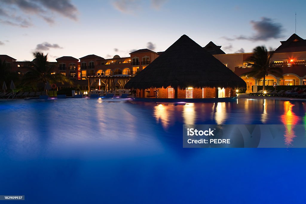 resort – pool bei Nacht - Lizenzfrei Sommer Stock-Foto