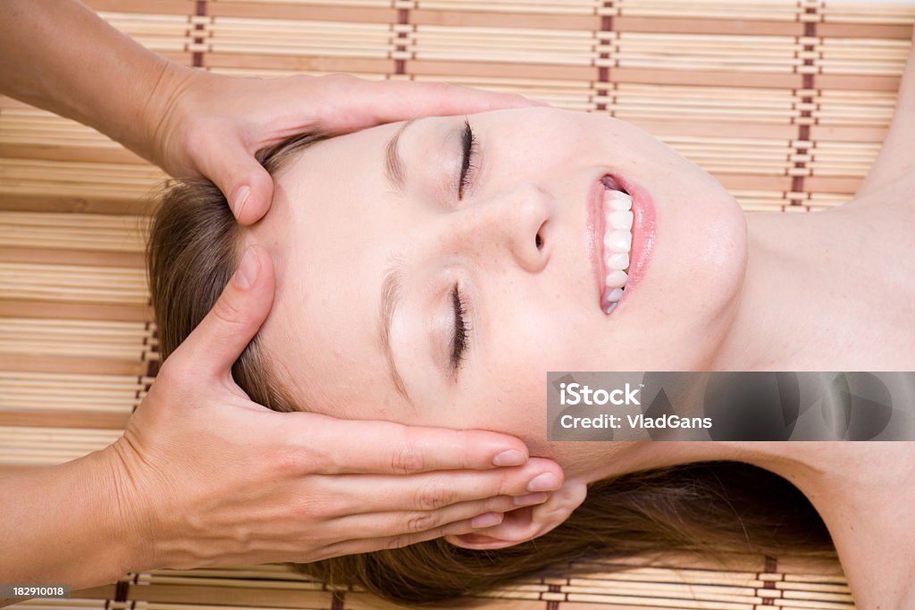 Masaje facial - Foto de stock de 20-24 años libre de derechos