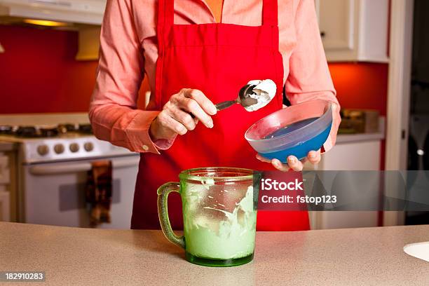 Senior Frau In Der Küche Schlagsahne Kombiniert Stockfoto und mehr Bilder von Alter Erwachsener - Alter Erwachsener, Aufschäumen, Blau