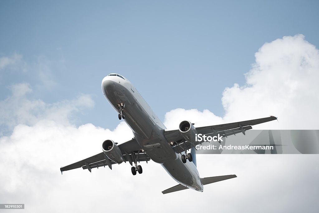 ジェットから着陸する飛行機 - カラー画像のロイヤリティフリーストックフォト