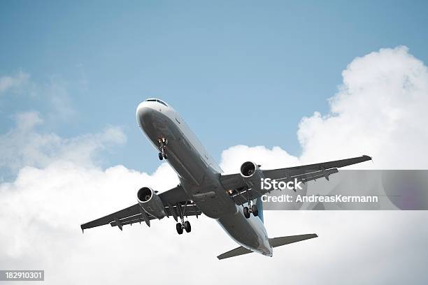 ジェットから着陸する飛行機 - カラー画像のストックフォトや画像を多数ご用意 - カラー画像, ビジネス, ファーストクラス