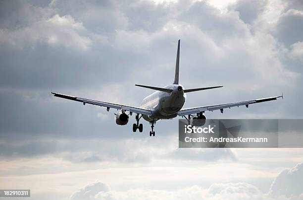 Samolot W Pochmurne Niebo - zdjęcia stockowe i więcej obrazów Bez ludzi - Bez ludzi, Bezpośrednio poniżej, Biznes