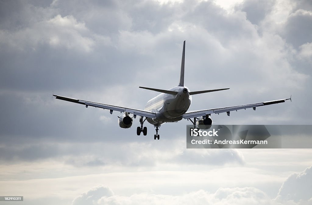 Avião no céu nublado - Foto de stock de Abaixo royalty-free