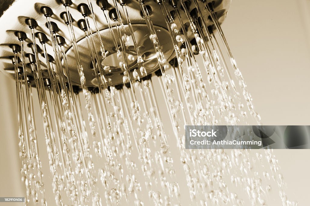 Rozpylania wody z Rączka prysznicowa z czarne guziki - Zbiór zdjęć royalty-free (Bateria - Wyposażenie)