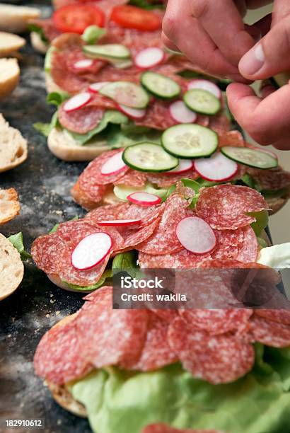 Der Vielen Sandwiches Mit Salami Für Buffetparty Stockfoto und mehr Bilder von Berufliche Beschäftigung - Berufliche Beschäftigung, Blatt - Pflanzenbestandteile, Brotsorte