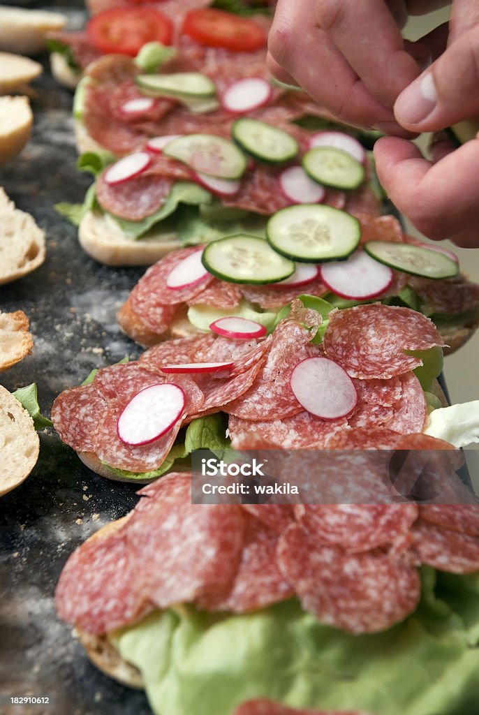 Pour de nombreux sandwiches avec salami buffet pour groupe - Photo de Affaires libre de droits