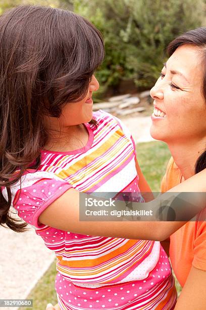 Mutter Umarmen Ihre Tochter Stockfoto und mehr Bilder von Alleinerzieherin - Alleinerzieherin, Angesicht zu Angesicht, Asiatischer und Indischer Abstammung