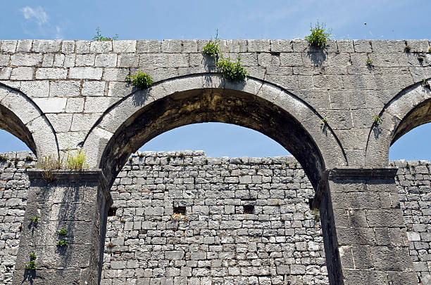 arch - albania shkoder old town arch fotografías e imágenes de stock