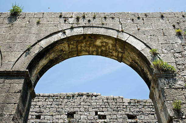 궁형 - albania shkoder old town arch 뉴스 사진 이미지