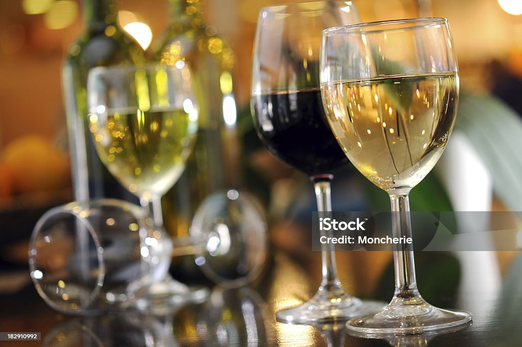 Czerwone i białe wino w szkle - Zbiór zdjęć royalty-free (Butelka wina)