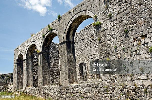 Arco - Fotografias de stock e mais imagens de Abandonado - Abandonado, Abóbada de Berço, Albânia