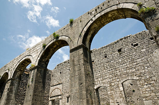 아치 - albania shkoder old town arch 뉴스 사진 이미지