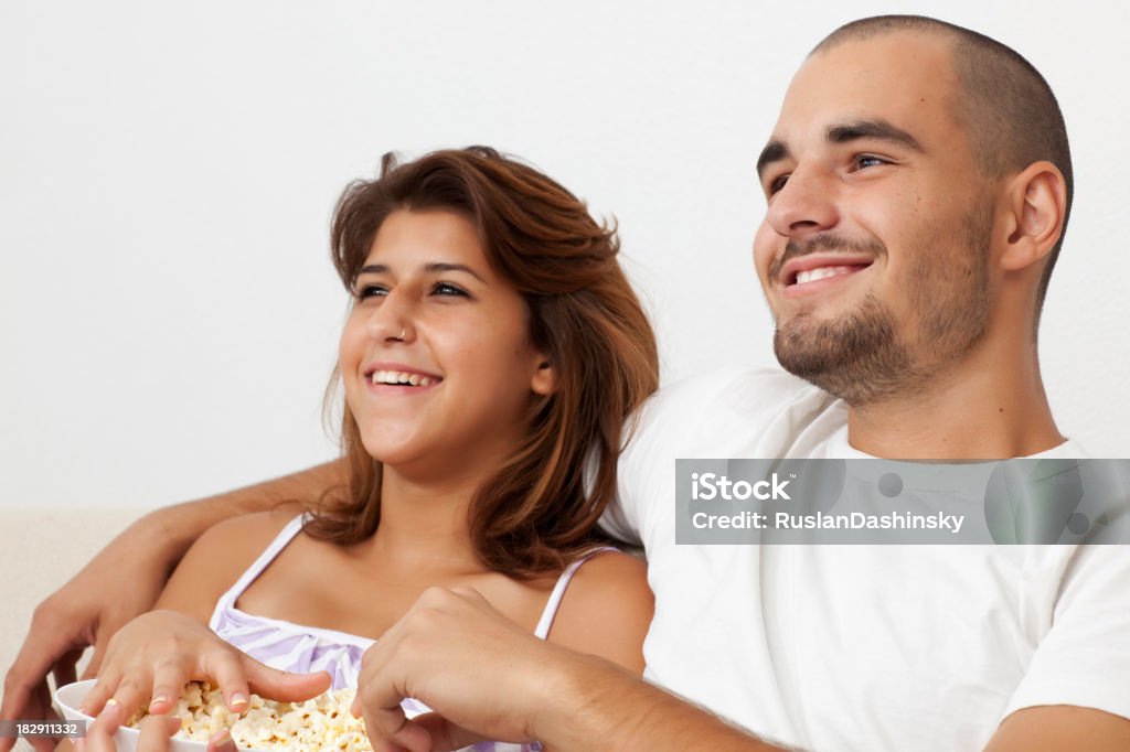 Heureux jeune couple regarder film - Photo de Adulte libre de droits