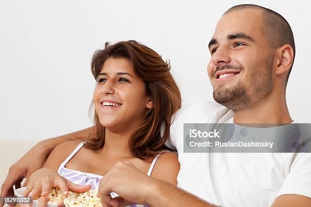 Photo libre de droit de Heureux Jeune Couple Regarder Film banque d'images et plus d'images libres de droit de Adulte - Adulte, Aliment, Aliments et boissons