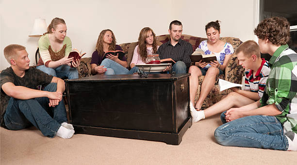 teen hause bibel arbeitszimmer - bible study group of people teenager stock-fotos und bilder