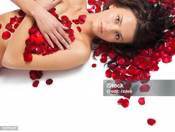 Foto de Linda Mulher Com Pétalas De Rosas e mais fotos de stock de Adulto - Adulto, Amimar, Amor