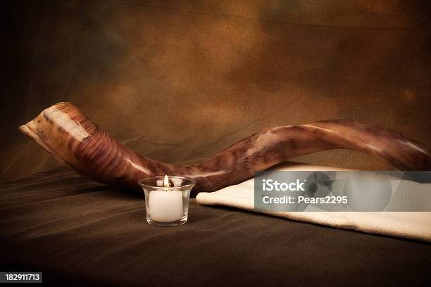 Shofar Y Sackclothe Foto de stock y más banco de imágenes de Rezar - Rezar, Shofar, Fondos