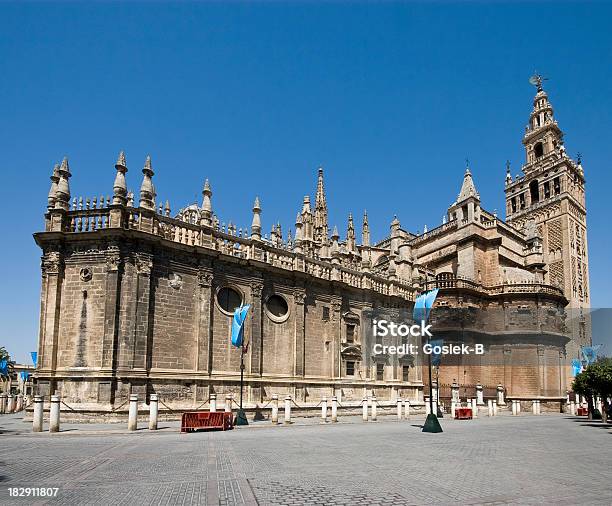 La Giralda Catedral De Sevilla España Foto de stock y más banco de imágenes de Anticuado - Anticuado, Arquitectura, Arquitectura exterior