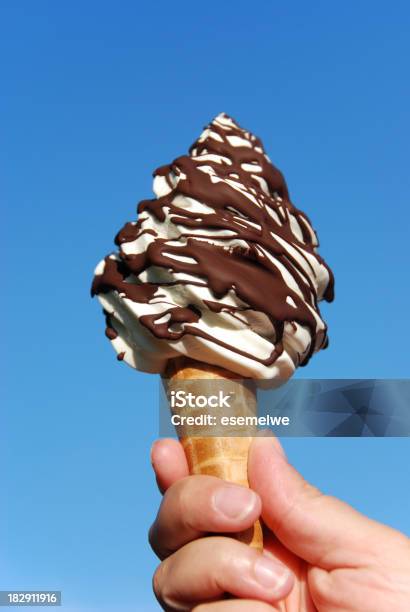 美味しいアイスクリームコーン - ソフトクリームのストックフォトや画像を多数ご用意 - ソフトクリーム, バニラアイスクリーム, アイスクリーム