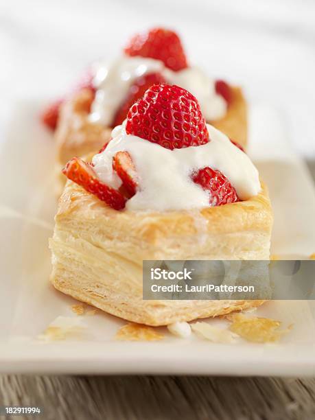 Strawberry Tart Mit Sahne In Blätterteig Stockfoto und mehr Bilder von Königinpastetchen - Königinpastetchen, Aufschäumen, Ausgebleicht