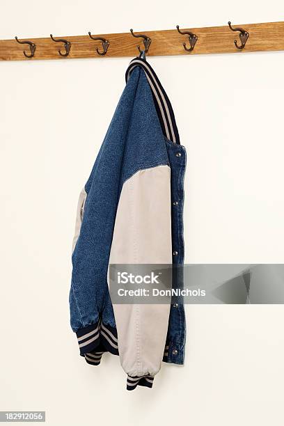 Chaqueta De Vestir En Perchero Foto de stock y más banco de imágenes de Chaqueta - Chaqueta, Chaqueta vaquera, Colgar