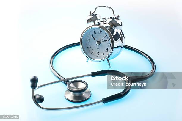 Photo libre de droit de Stéthoscope Et Réveil banque d'images et plus d'images libres de droit de Bleu - Bleu, Cadran d'horloge, Concepts