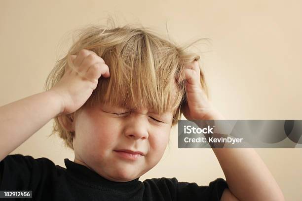 Itchy Kopfhaut Von Kopf Lice Stockfoto und mehr Bilder von Kind - Kind, Laus, Kopfschmerz