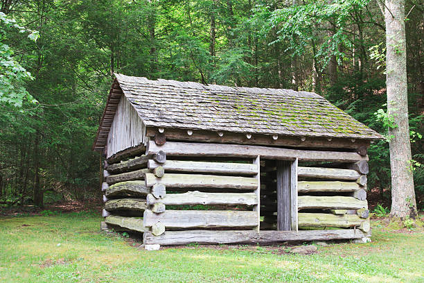 istock Log cabin in the Smoky Mountains 182912592