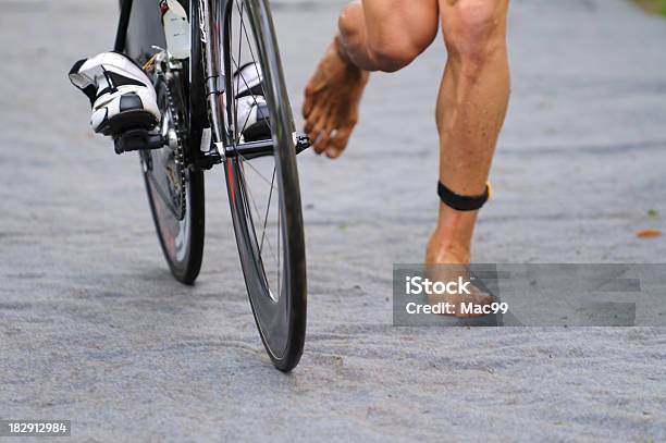 Triatleta Nella Zona Di Transizione Con Timechip - Fotografie stock e altre immagini di Triathlon - Triathlon, Posizione sportiva, Bicicletta