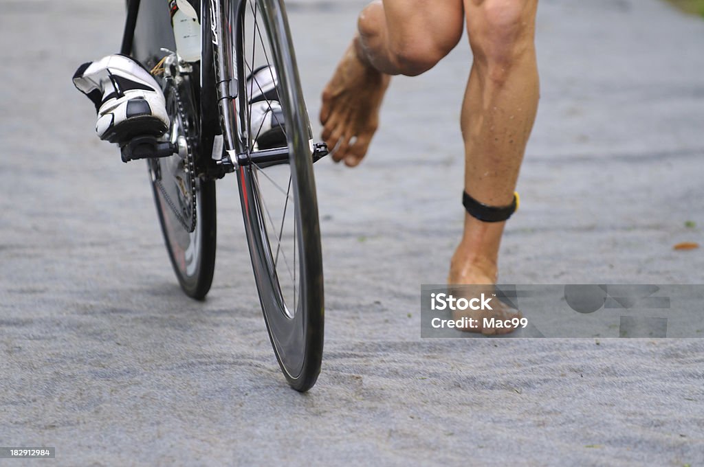 Triatleta na zona de transição com timechip - Foto de stock de Triatlo royalty-free