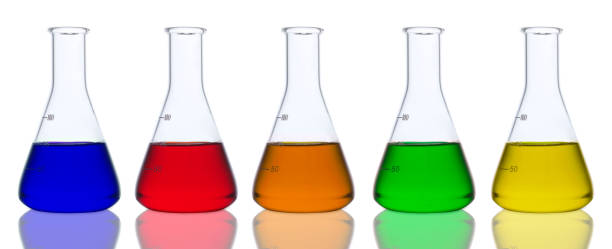 artigo de vidro de laboratório sobre fundo branco. - laboratory glassware beaker flask glass imagens e fotografias de stock