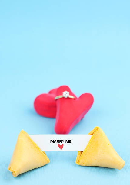 fortune serii marry mnie! - heart shape fortune cookie short phrase sayings zdjęcia i obrazy z banku zdjęć