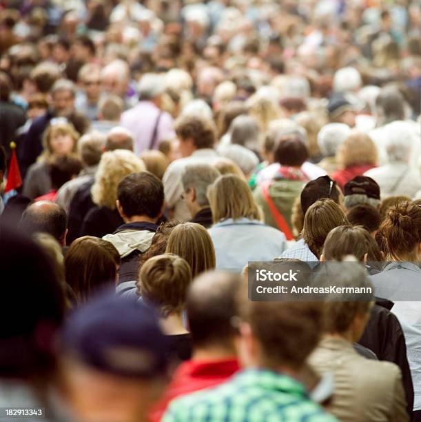 Crowd Stockfoto und mehr Bilder von Menschenmenge - Menschenmenge, Menschen, Städtische Straße