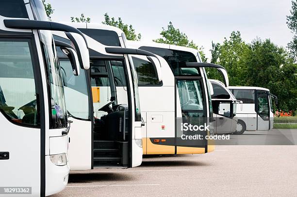 Pomaga W Podróży Turystów Zaparkowanym W Rzędzie - zdjęcia stockowe i więcej obrazów Autokar - Autokar, Tabor samochodowy, Autobus