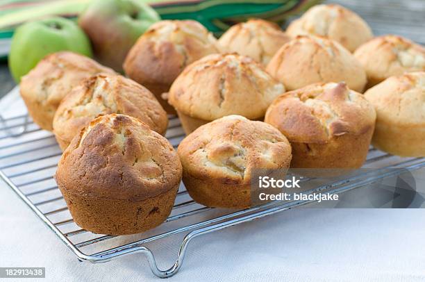 Muffins De Maçã - Fotografias de stock e mais imagens de Maçã - Maçã, Muffin, Alimentação Saudável