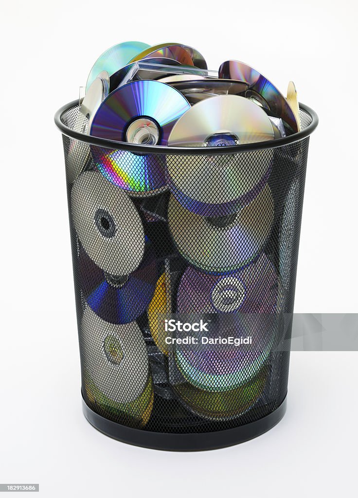 Pequeno cesto cheio de cd e dvd em fundo branco - Royalty-free Cesto de Papéis Foto de stock