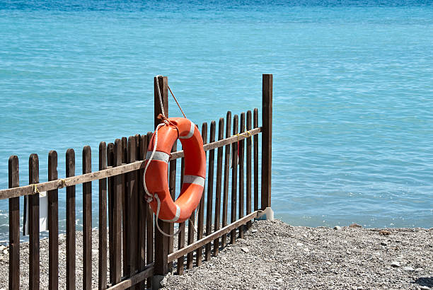 boja dołączone do ogrodzenie - life jacket buoy sign sky zdjęcia i obrazy z banku zdjęć