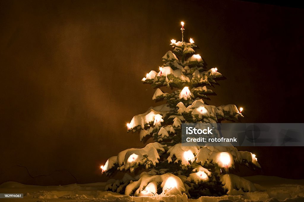 Sapin de Noël décoré en rouge et bougies - Photo de Bougie libre de droits