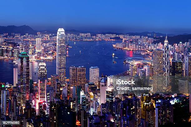 Hong Kong Victoria Harbor W Nocy - zdjęcia stockowe i więcej obrazów Hongkong - Hongkong, Panorama miasta, Port Wiktorii - Hong Kong