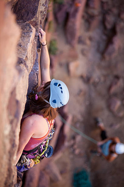 jovem mulher conduzindo uma escalada estrada no colorado - people strength leadership remote imagens e fotografias de stock