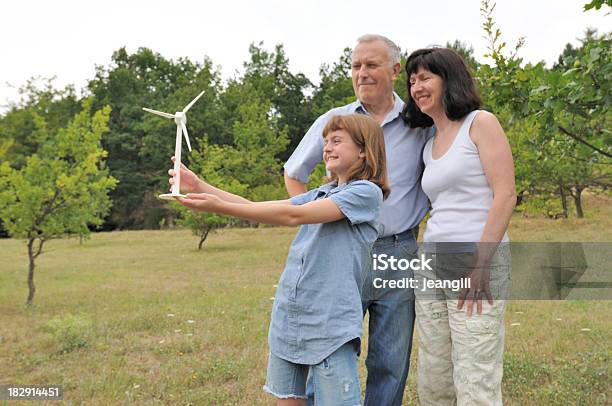 Familie Mit Grünen Zukunft Stockfoto und mehr Bilder von Familie - Familie, Windkraftanlage, 12-13 Jahre