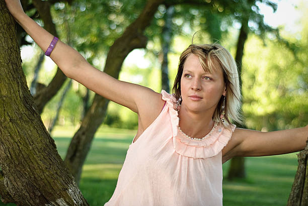 istock Young girl summer portrait 182914455